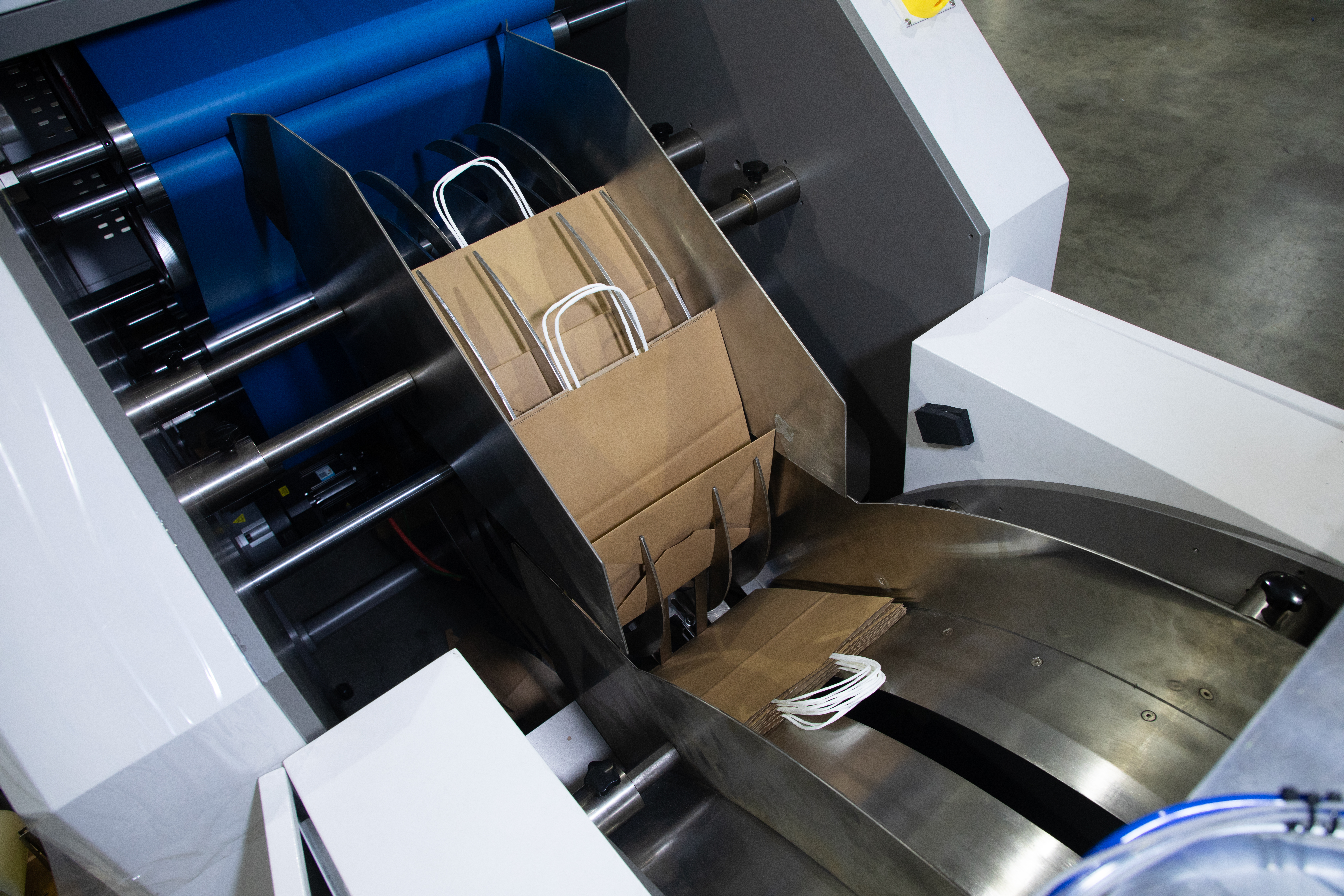 Yeni Dünya Çevrimiçi bükülmüş saplı kare alt kağıt torba makinesi