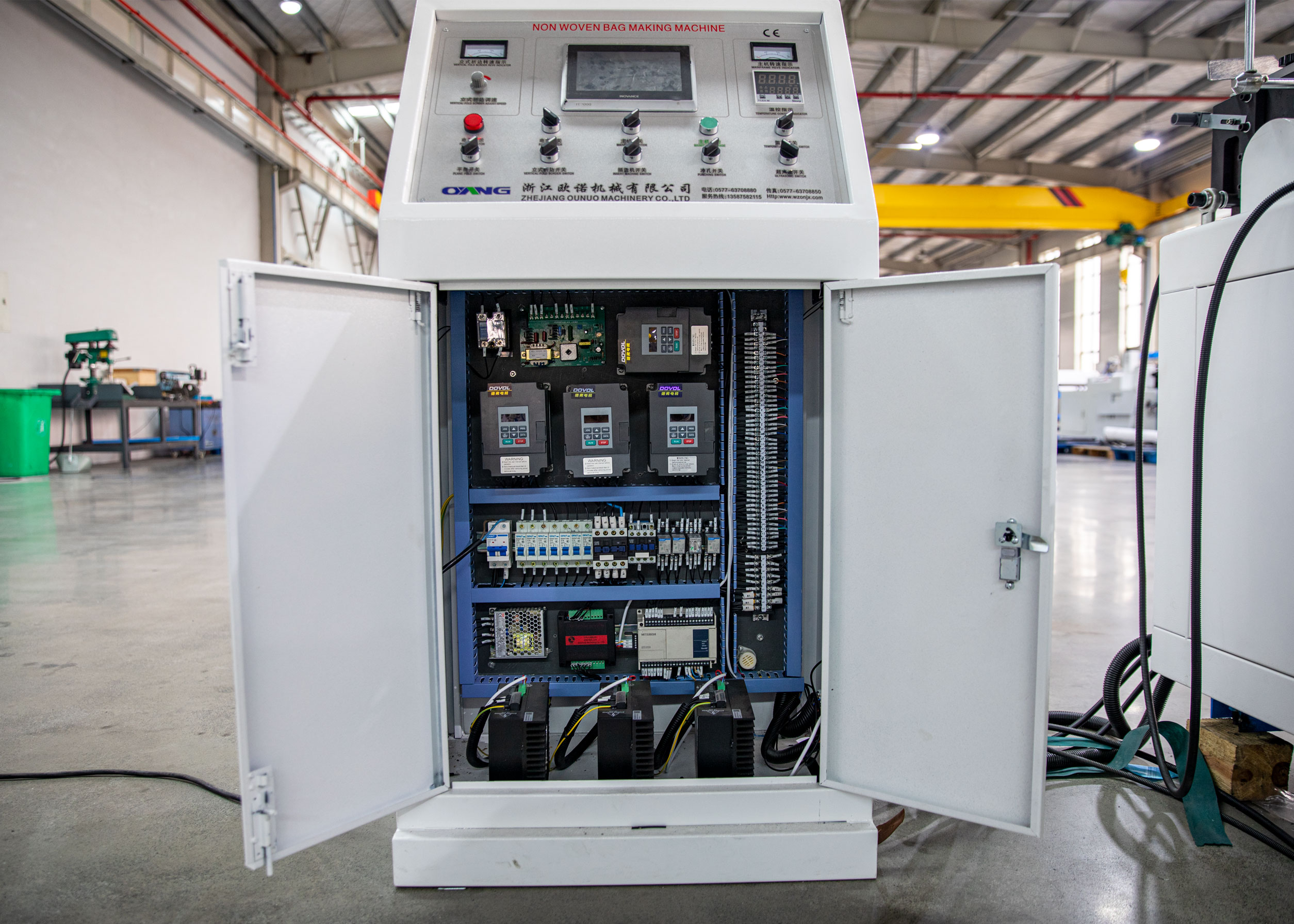 Akıllı 17-C700/800 Dokuma Olmayan D-Cut Çanta Yapım Makinesi